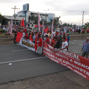 Protesto contra a crise em 30 de março de 2009 em frente à EMS na Rod. SP 101