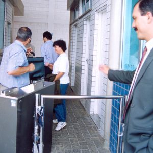 Reintegração de dois  trabalhadores na EMS em novembro de 1999_1