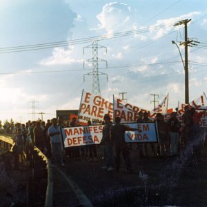 Paralisação na SP-101 pela construção de passarela em 03-07-1996_3